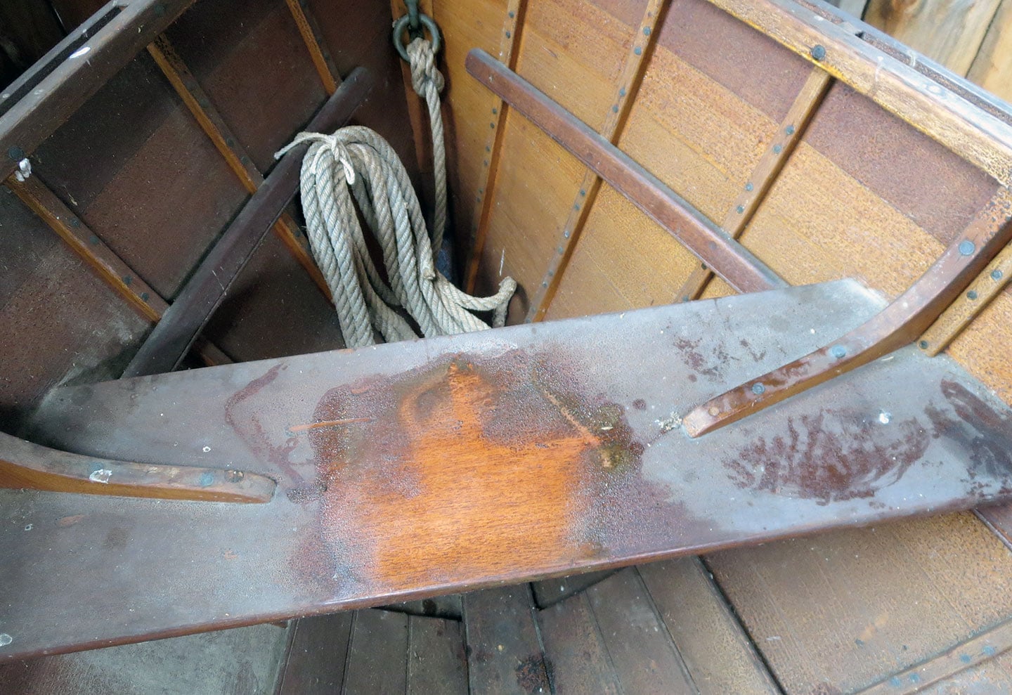 This boat’s finish is a puzzle.